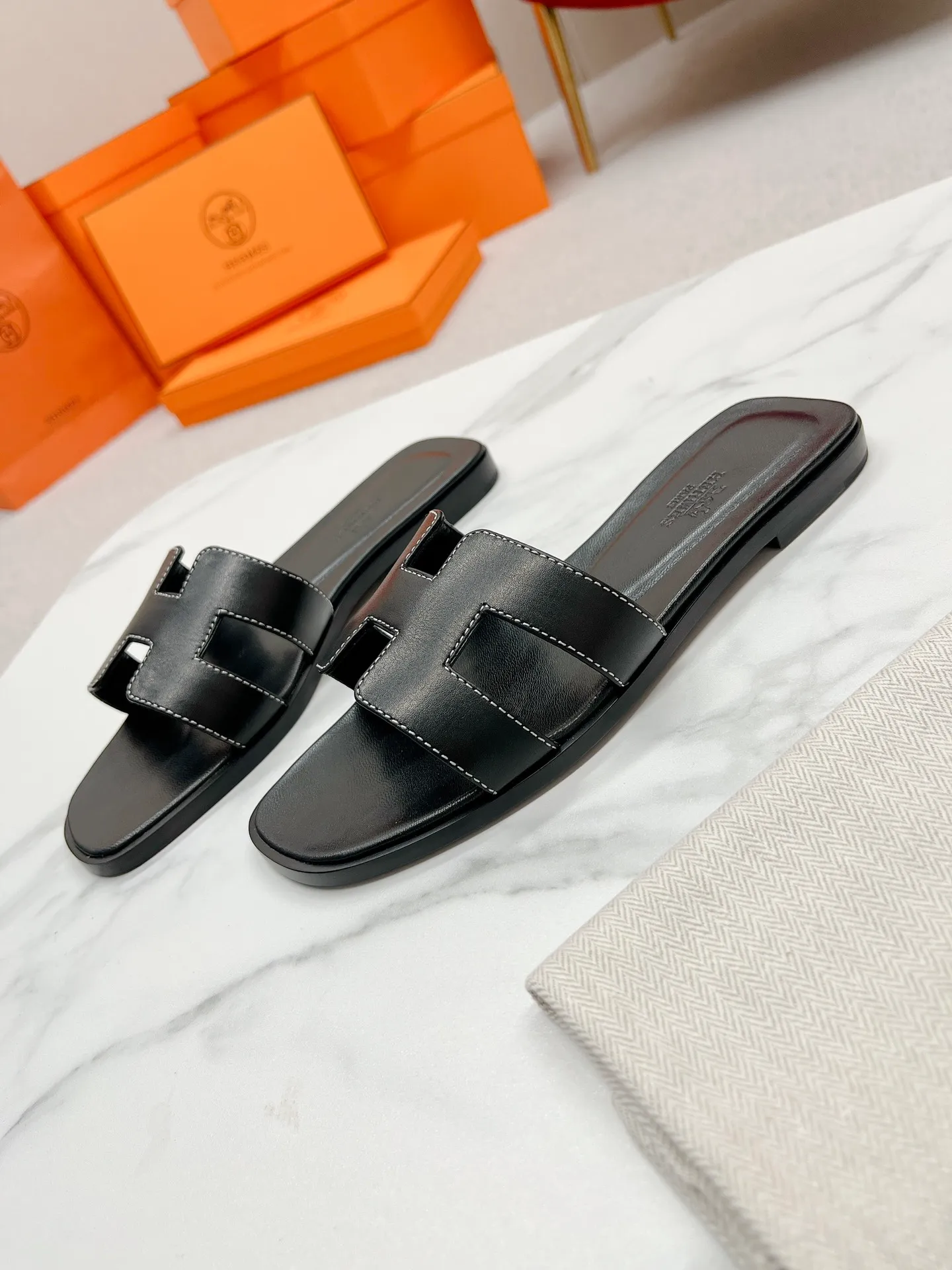 👟👟Ex-factory price 480👟👟 Top version, Hermes 2022 early spring new model, newly revised stitching technology (Hermès), upgraded packaging, upgraded version, workmanship materials upgrade ~ The highest version of Hermes handmade slippers in the market, the same as the original version of the 2022 early spring new model, purely handmade by masters! High-end customization, exclusive products, the highest version in the industry, Hermès' H-slippers are the most classic of the brand. They are constantly upgraded every year with little difference, and what is always improving is comfort. The new model brought by H family today is really classic and novel - it looks good! ! ! 1⃣️Let’s talk about the leather first. The entire shoe is made of imported calfskin. Only such luxurious materials will make the shoes more stylish and durable. 2⃣️The real Italian leather sole is perfectly integrated without any gaps! The technical requirements are very high! After this treatment, the leather base will be less delicate, more wear-resistant, and last longer! The real Italian leather sole is malleable and breathable like the skin. 3⃣️The midsole is also all made of genuine leather! You can take a look at other people's shoes and you'll know! Upper: Italian imported cowhide + original custom-grade Australian sheepskin feet + genuine leather outsole (pursuing top walking comfort) Packaging Let us emphasize: top-level exclusive box, with a full set of packaging series code number: 35 ~ 40 codes